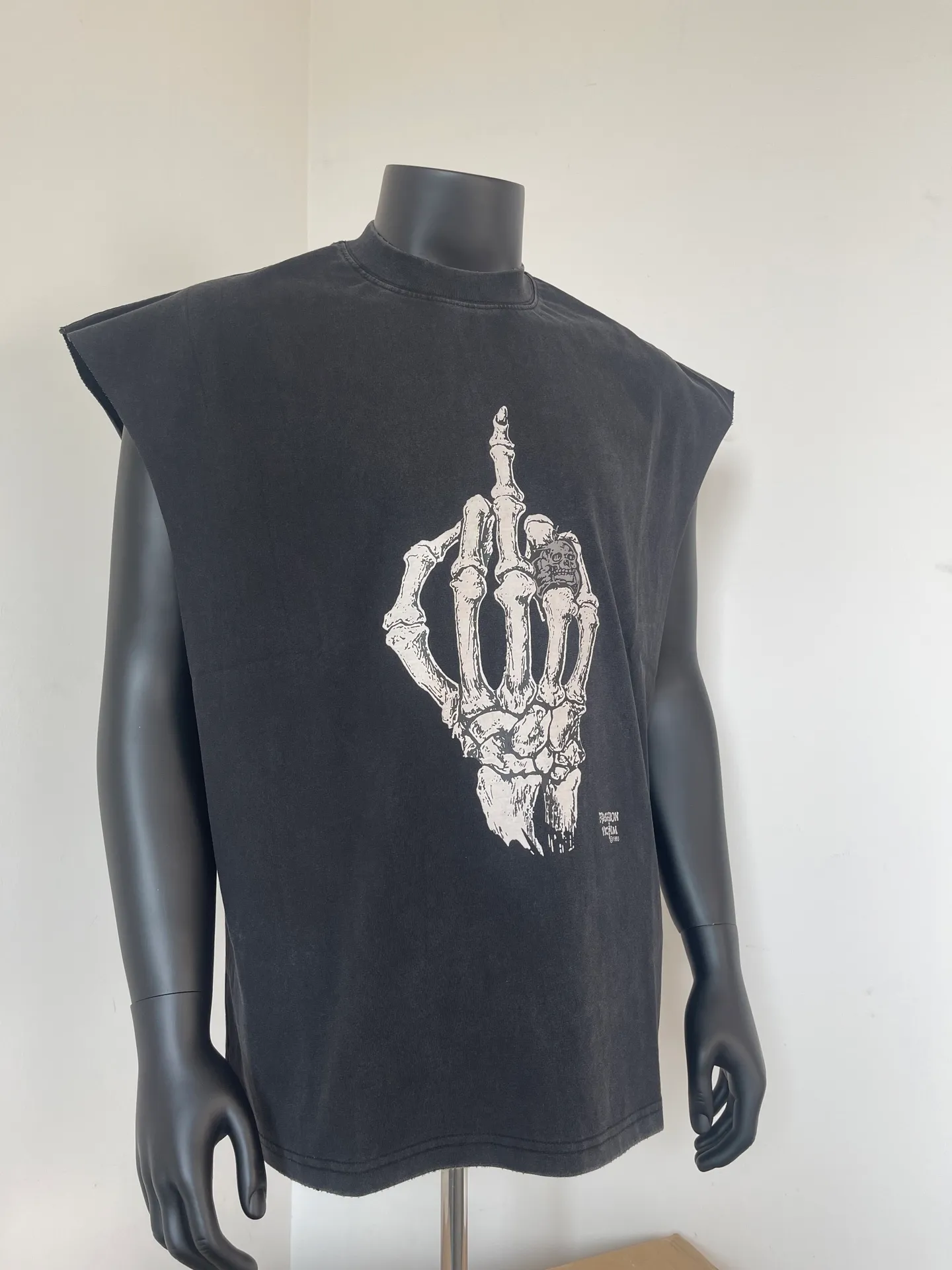 pt model number #G1004 P116 GALLERY DEPT. Distressed and frayed sleeveless waistcoat short sleeves. Skull middle finger 🖕🏻 print. Made of 280G double yarn pure cotton. The fabric is comfortable and stylish. After washing and distressing, the upper body becomes more fashionable and cool. The collar and hem are frayed. The design is full. The US version is too large. Color: washed black. Size S/M/L/XL